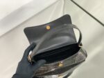 鳄鱼纹皮
XX翻盖腋下包
Balenciaga这只XX Bag是Balenciaga美包家族最新成员，它的名字以代表亲密的缩写“XX”来命名，简直是情人节必入手的应景包包💖非常流畅的线条和皮革与金属logo的搭配外，XX Bag可随意调节的包带也是让我一眼爱上并入手的原因。将两条背带拼接变成斜挎背包；把背带缩到最短拎在手里，又是俏皮精致都市复古调调；单根背带的最长档位恰好能让XX Bag变身时髦火热的腋下包。型号695645XX尺寸:27x15.5x4.8配原厂盒 - Image 8