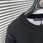 P 180 💐  LV 2025 autumn/winter wool blended round neck knitted sweater, made of imported custom yarn, provides comfortable and warm upper body, and is available for sale at the counter simultaneously. All three standards are complete.Size: M-3XL - Image 3