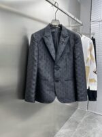 Louis Vuitton LV 2025ss Spring and Autumn new suit, high-end version! Customized fabrics for counters have high breathability and comfort, impeccable details, and brand element design concepts, reflecting high quality. Delicate and soft to the touch! Presenting casual tailoring, the upper body design is superb! Sizes: 48-56 can be paired with a set
