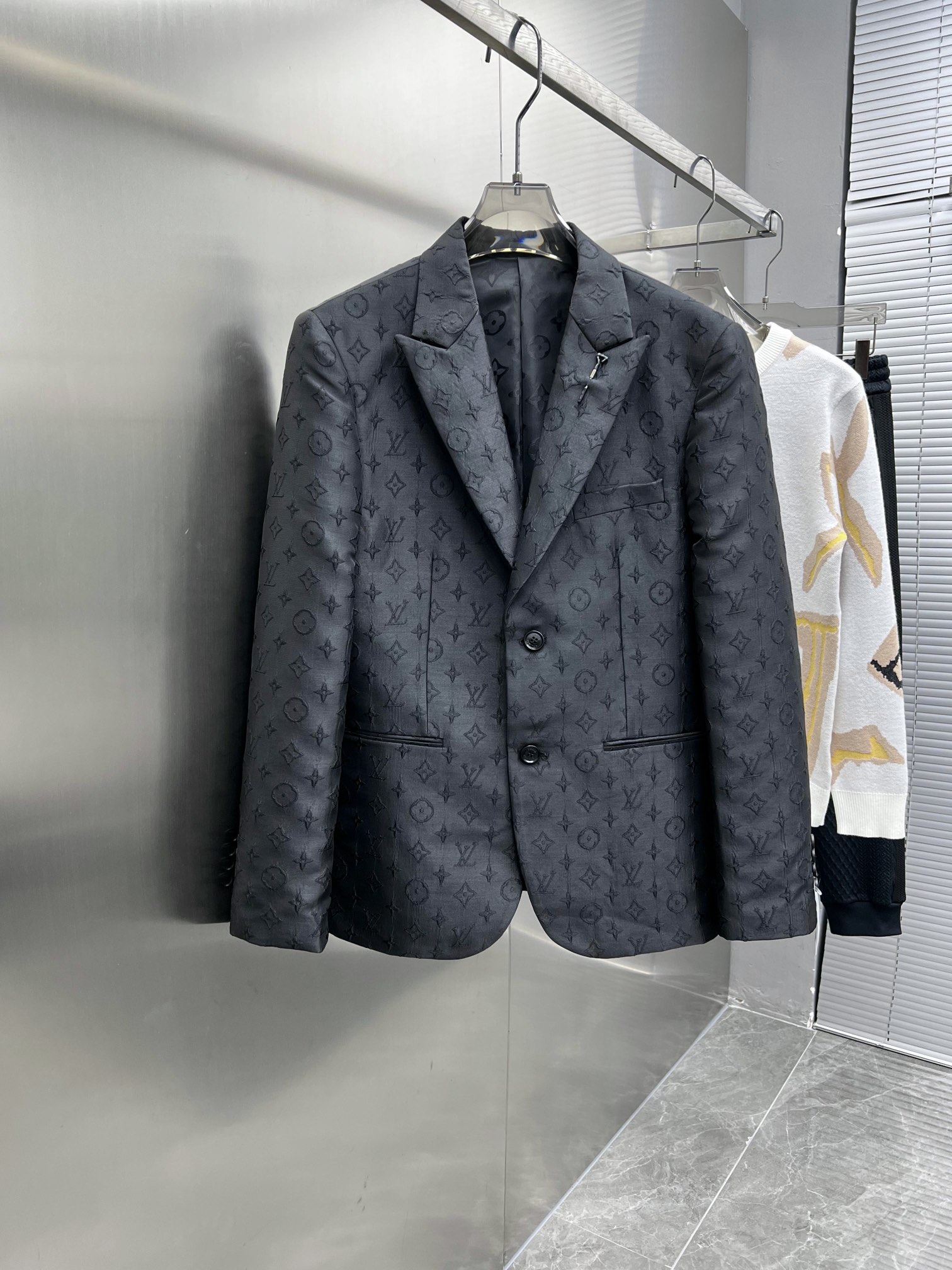 Louis Vuitton LV 2025ss Spring and Autumn new suit, high-end version! Customized fabrics for counters have high breathability and comfort, impeccable details, and brand element design concepts, reflecting high quality. Delicate and soft to the touch! Presenting casual tailoring, the upper body design is superb! Sizes: 48-56 can be paired with a set