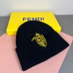 💰 FENDI's official website recommends a knitted hat that is popular among fashion bloggers for autumn and winter. It hides a subtle sense of luxury, with every line exuding a clean and elegant style. It is simple yet not simple, generous yet not out of style, and every detail showcases high-end taste. The sense of fashion becomes more and more enduring in restraint.