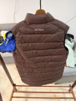 🉐 Arcteryx始祖鸟 Cerium Vest 纯色刺绣Logo字母 羽绒马甲 绒砂棕

内里不是羽绒直接白送！
填充RDS认证850蓬欧洲白鹅绒，暖重比卓越，搭配易潮湿部位的Coreloft™合成 insulation，干冷湿冷环境均能持续保暖。 外层采用15D再生抗撕裂尼龙，整体轻盈可压缩，收纳后小于葡萄柚，随带随用￼￼￼。纯色基底搭配立体刺绣Logo，针脚工整清晰，品牌辨识度高。立体剪裁设计无活动束缚，可作为户外中层保暖件，也能当城市通勤叠穿单品，适配春秋冬三季穿搭需求。配备YKK防水拉链、可调抽绳下摆。

现货尺码：M、L、XL、XXL 。（可穿100-200斤 报身高体重安排合适尺码） - Image 8
