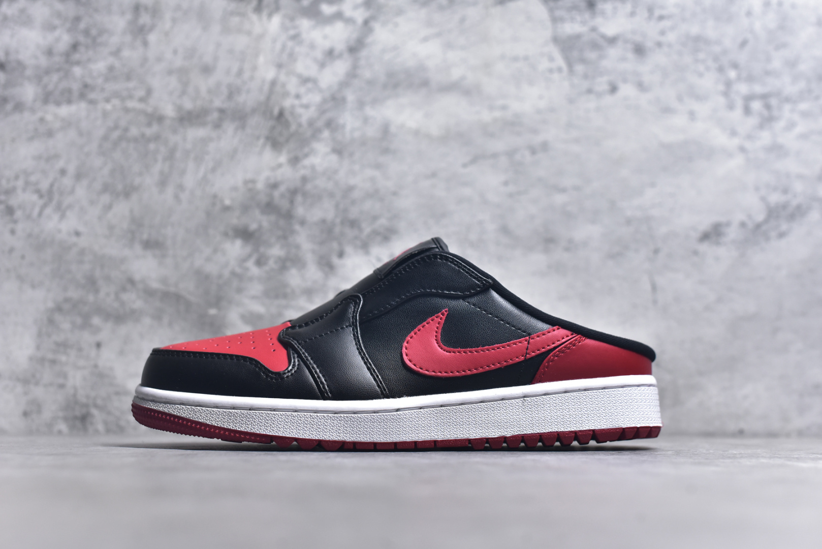 ▪🐼权威实拍💯#A
新货🚀#Air Jordan AJ1 Low 低帮 半拖黑红 FJ1214-001 全新流水线出品 DT版本唯一平替选择 市场第二梯队最强版 全部原鞋开发 原楦原纸板开发 全鞋电脑针车 原厂内置全掌气垫 原盒内在原标 唯一Zp原版鞋带绑法 免检产品 全新2022版型 全头层皮料 完美零毛边处理 原厂配置全掌气垫 价格定位良心 几十个配色陆续出货 实拍调校N版已经零色差零失真 百分百还原实物色彩所见即所得 不存在货不对板色差等低级问题 选购参考实物拍摄 不混卖不参货 只用心做好货严格选品 承诺混一赔十 SIZE：36 36.5 37.5 38 38.5 39 40 40.5 41 42 42.5 43 44 44.5