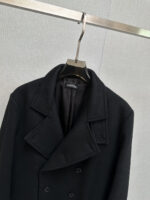 TF Tom Ford 2025 Autumn/Winter Men's Cashmere Coat: Defining Elegant Style with IngenuityOn the advanced path of autumn and winter wardrobes, a coat that combines texture and design is the core item that interprets taste. Tom Ford's new men's cashmere coat for autumn and winter 2025 continues the brand's commitment to luxury aesthetics, blending superior materials with exquisite tailoring to create a classic dressing choice for contemporary men that transcends occasions.The fabric serves as the cornerstone of texture, and this coat is made from imported Australian cashmere wool, sourced from high-quality Merino sheep wool fibers in Australia. The diameter is delicate and naturally curly, and after exquisite craftsmanship, it is woven into a fabric that combines a soft and skin friendly touch with excellent warmth. This fabric not only has excellent drape and can naturally fit the body's lines, but also has good wrinkle resistance and moisture wicking ability. Even in dry autumn and winter, it can maintain a comfortable and firm wearing experience.In terms of design, the mid to long silhouette balances warmth and body shaping effects, with a length that covers the hips perfectly, avoiding the thinness of the short silhouette and eliminating the need to worry about the drag of the long silhouette, making it suitable for various body types. The highlight is the back waistband design, which continues Tom Ford's precise control of line balance - presenting a relaxed and elegant casual posture when loosened, and outlining a sharp waistline when fastened, breaking the dullness of traditional coats and hiding design ingenuity in the minimalist silhouette.From formal attire for business commuting to casual wear for casual occasions, this coat can seamlessly adapt. Paired with a shirt and trousers, it is a low-key and introverted workplace style; Paired with a knitted sweater and casual pants, it reveals a calm and composed daily taste. The design language without exaggerated logos is precisely the embodiment of the brand's "low-key luxury" concept, making texture the best business card.Tom Ford's men's cashmere coat for autumn and winter 2025, with the natural luxury of Australian cashmere wool as the bone and the exquisite design of the back and waist as the soul, creates a wardrobe collection that can travel through time.Size: M-3XL - Image 2
