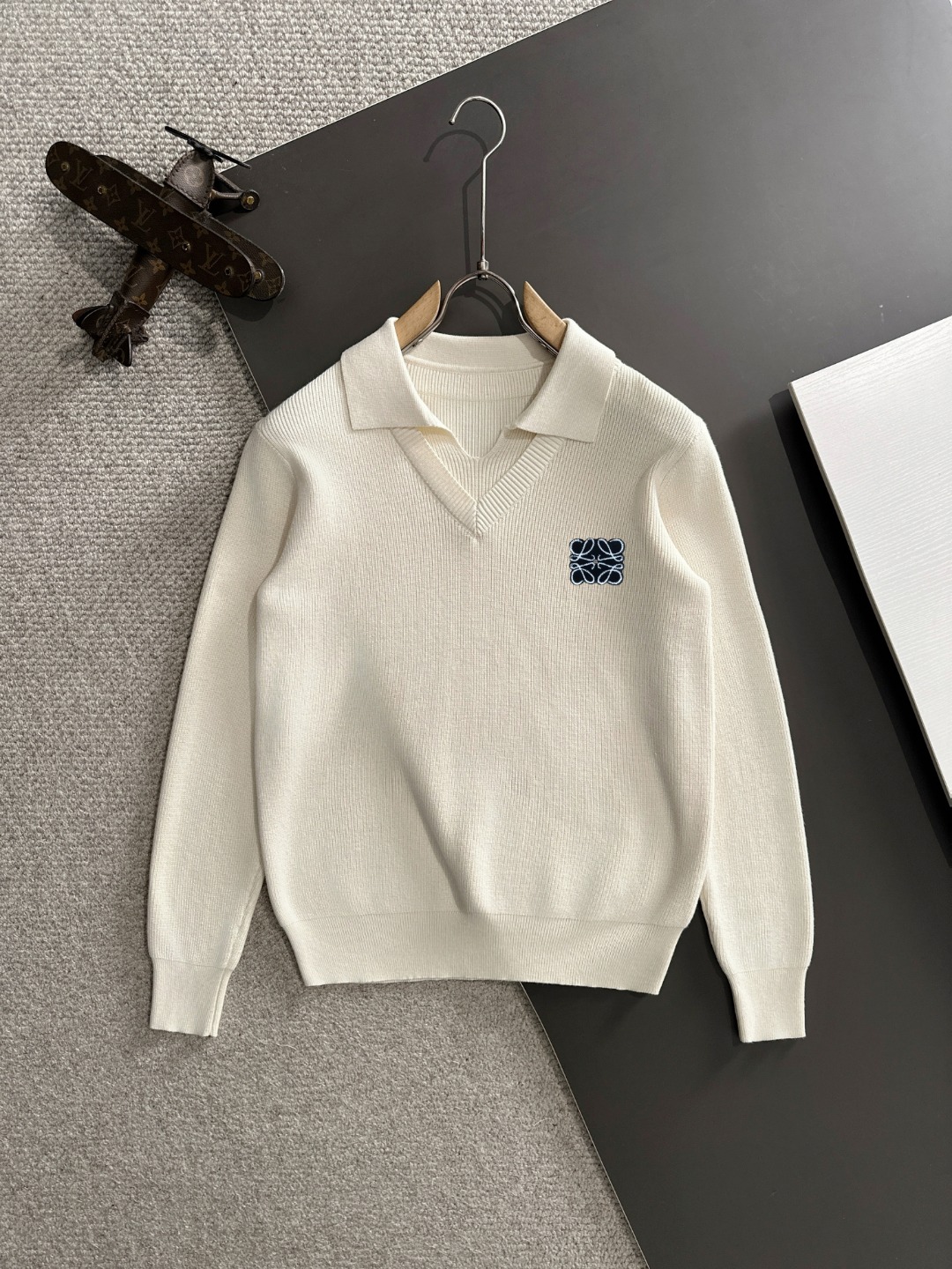 The latest winter sweaters on the official website of Luoyiwei 2025 are on sale at the counter simultaneously! Specially supplied wool blended fabric Comfortable to feel It can directly touch the skin, with exquisite embroidered logos and badges that are extremely eye-catching! Details highlight the fashionable charm of big brands Exquisite craftsmanship Stereoscopic cutting style The wearing effect is unbeatable and handsome! All three standards are complete! Size: M-3XL
