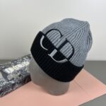 配防尘袋
DIOR 迪奥原单帽子官网新品爱心][爱心]羊毛羊绒双层帽子😱😘保暖又时尚，简单大方，更显时尚高端大气！