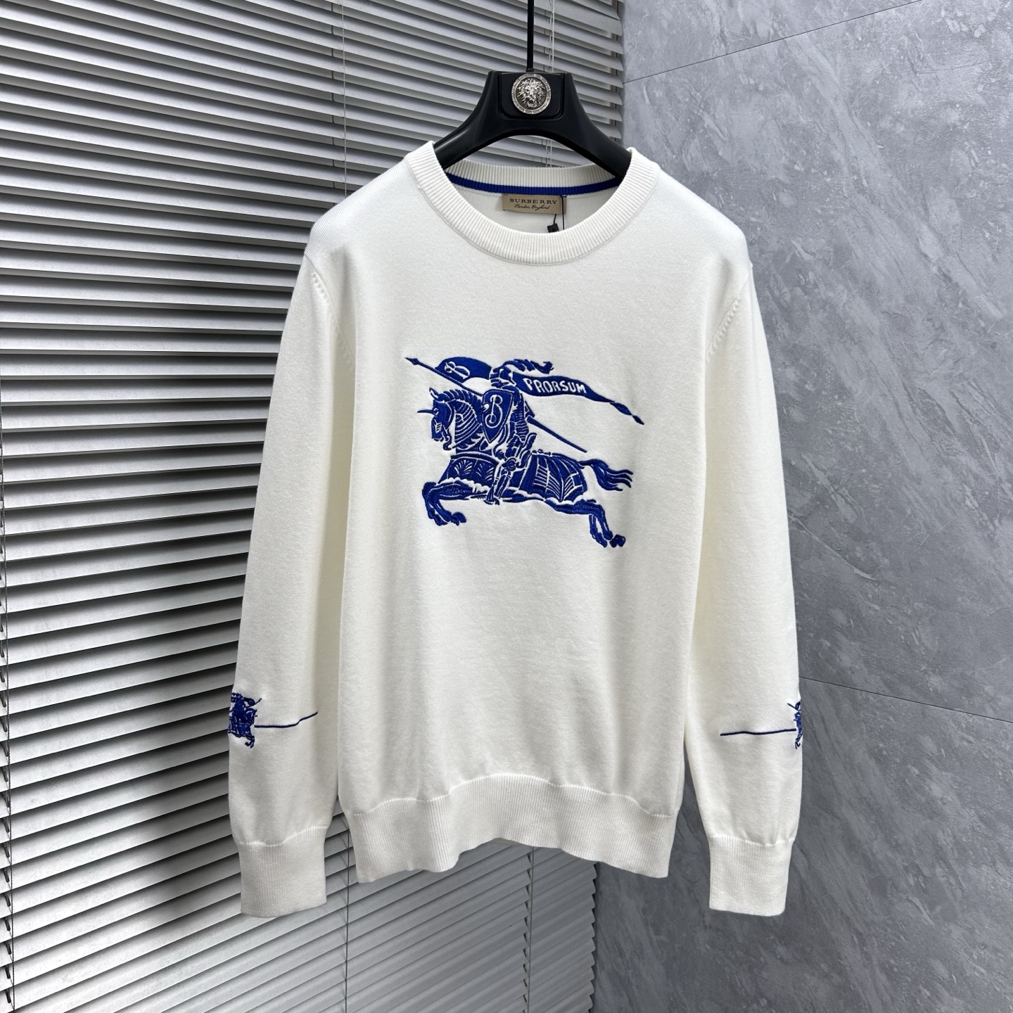 P 180 💐  Babao's 2025 autumn/winter wool blended round neck knitted sweater is made of imported custom yarn, providing comfortable and warm upper body, and is available for sale at the counter simultaneously. All three standards are complete.Size: M-3XL