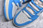▪🐼权威实拍💯#AD52310
新货🚀#Air Jordan 1 High OG "UNC Reimagined" AJ1 乔1做旧北卡蓝复刻 爆裂纹高帮篮球鞋 DZ5485-402

全新批次 原厂皮料 正确爆裂纹
清洁度超高，所有细节经得起推敲，外贸零售首选版本 高价零售推荐版本💪🏻 
原楦原纸板开发 极致一眼正品既视感 原厂皮料 原厂拉帮工艺 全部采用原厂电脑车 针距 边距完全同步原鞋 原厂特供皮料承诺百分百一致原鞋 鞋面清洁度最高QC检验标准 控制溢胶 飞翼3D高频深度立体 全市场仅此一家  鞋盒、防尘纸  均采购来自原厂 
尺码：36 36.5 37.5 38 38.5 39 40 40.5 41 42 42.5 43 44 44.5 45 46 47.5 - Image 8
