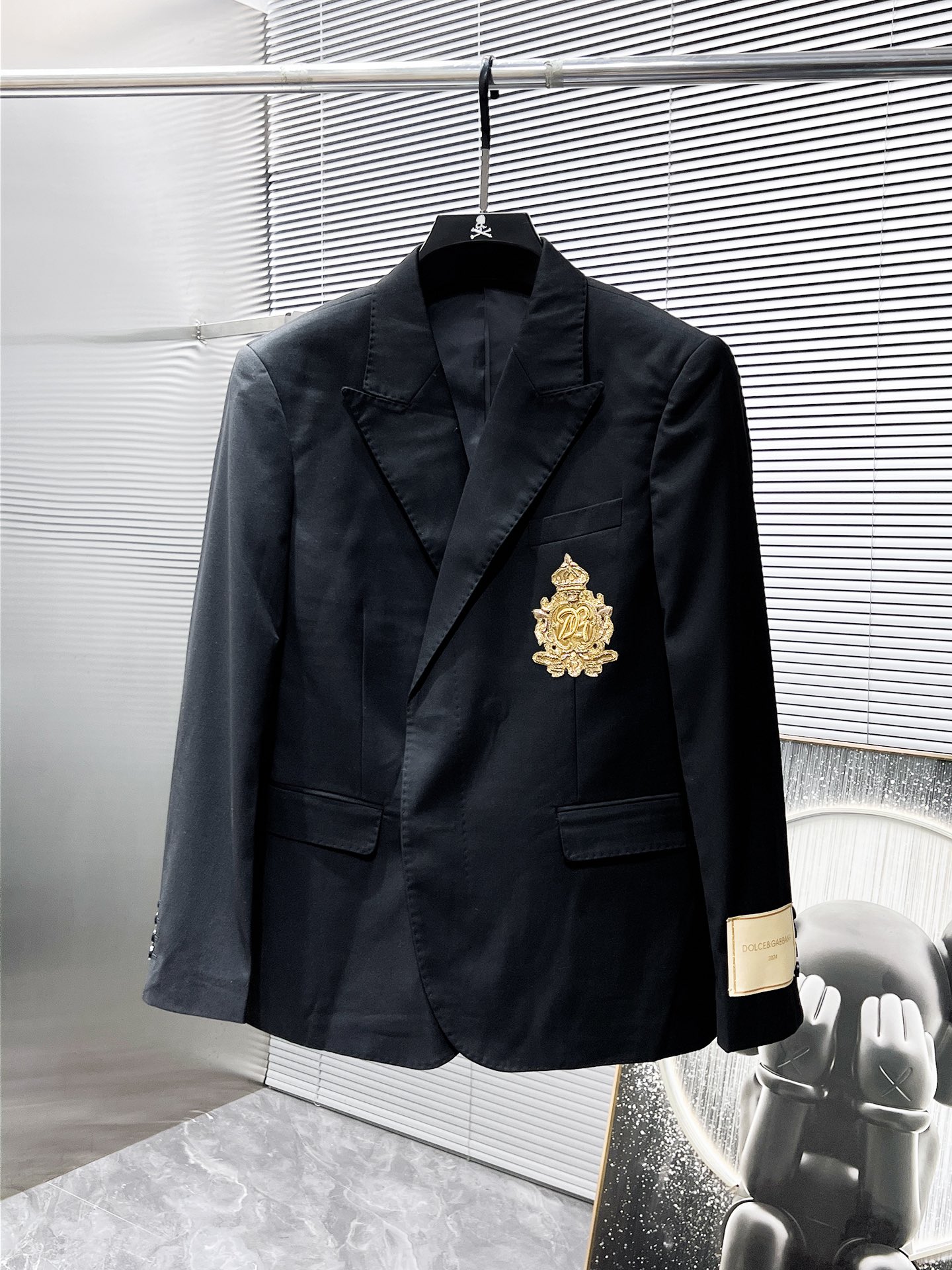 Dolce&Gabbana DG 2025ss Spring and Autumn new suit, high-end version! Customized fabrics for counters have high breathability and comfort, impeccable details, and brand element design concepts, reflecting high quality. Delicate and soft to the touch! Presenting casual tailoring, the upper body design is superb! Size range: 48-58