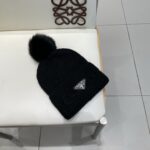 🧢普拉达💰RADA👒 秋冬新款配狐狸毛球专柜针织毛线帽，超火爆💖质感一流，出街超好搭配！减龄神器 - Image 3