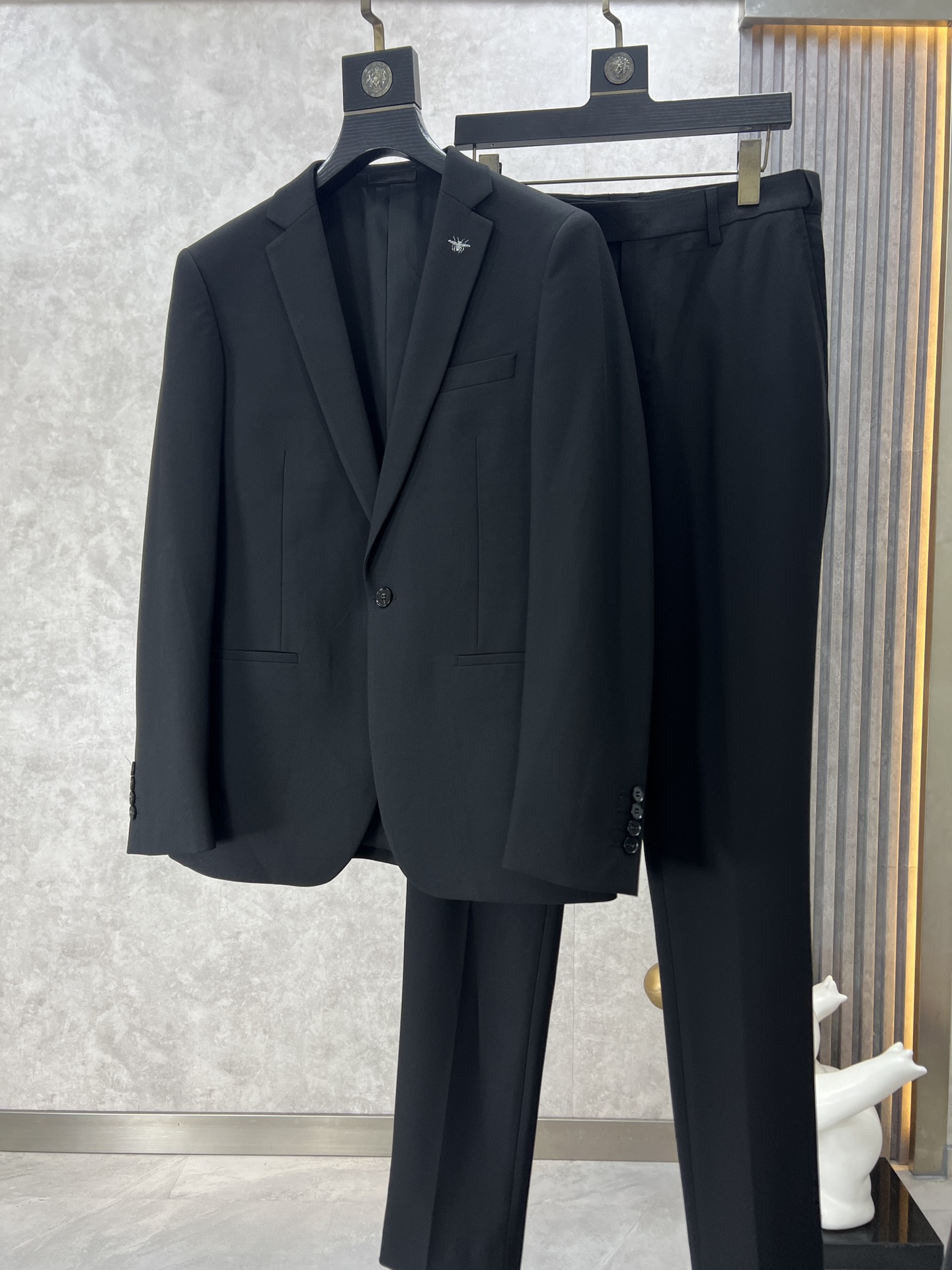 Dior 2023 Autumn/Winter New Products 📸 Casual and fashionable original suit set, with the brand's classic logo mark 👍🏻 Super generous, with lining design emphasizing perfect lines, perfectly blending the low-key and melancholic temperament of England with the exquisite and noble French style. A sleek and ergonomic cut, with a tall and handsome upper body, comfortable and slim fit, showcasing a gentlemanly demeanor. Selected suit fabric, with a soft and delicate touch, good luster and elasticity. Paired with this suit set, it is a great choice for stylish men. The silhouette and waist cinching cut add more comfort to their attire, making them look slim yet handsome! A must-have for trendy men! Counter size: S-2XL