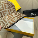 New shipment!Comes with box bag, Fendi's new original baseball cap, double F-jacquard, a perennial hot selling item at the counter, with excellent reputation. Customized 1:1 mold, original jacquard sail fabric+top layer cowhide, lightweight and breathable! Excellent quality, basic head circumference of 56, adjustable patch. - Image 6