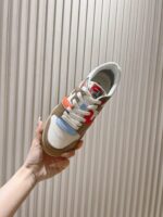 Fendi芬迪板鞋首款大头运动鞋~~fendi match篮球运动鞋，最新元素注入加FF复古的设计，超经典百搭系列……
鞋面采用牛皮和牛猄拼接组合，侧面凸起的双F logo，内里采用毛巾布里，TPU发泡组合双色大底不一般的舒适！情侣款35-44(男码加10) - Image 2