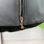 💰加拿大剪刀25SS  金属LOGO铆钉羽绒服马甲
顶级版本超高克重平均充绒量280G 超厚！顶级蓬松！ 顶级品质！100%还原全网最顶级充绒量超厚超保暖，区分市面杂货。
店主北方人亲自操刀 大大解决了南方出品不懂北方冬天的痛点 完全不吝啬 必须是塞满 塞的鼓鼓囊囊 和ZP一模一样的厚重 冬天鹅毛大雪站在雪地里我保证你没有感觉 裹棉被都不一定有它保暖 ！总结下来就是一句话：“除了我家你找不到比这更厚更保暖的羽绒马甲”
— 大码充绒量350克以上 三层里布防护不钻绒
— 原版购入开发 官网在售10000+
— 大身面料采用ZP打版， 防水耐脏 
— 验布后使用KP-LS全自动机械特种梭织拉布机制作
—正品YKK定制拉链 金属剪刀，金属铆钉加固 
— 三标辅料 齐全 吊牌 剪刀logo原版定制
— 整件衣服非常繁琐 廓形剪裁 原版尺码
— 绝对的1:1高版本 码数：S-XXL - Image 7