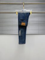 【Gucci Jeans | Classic Denim, Engraved with Luxury DNA】 When street style meets haute couture, a pair of jeans can become a badge of status.
Deconstructing the language of denim with centuries-old craftsmanship, we infuse every inch of fabric with a modern attitude and luxurious details, making everyday wear a silent declaration of taste.
✨ A pair of jeans is an attitude, and even more so, a legacy.
It's not just a wardrobe essential, but also an interpretation of the brand's spirit—
"From suitcases to jeans, we have always defined the boundaries of luxury with the ultimate craftsmanship."
Sizes: 28-42