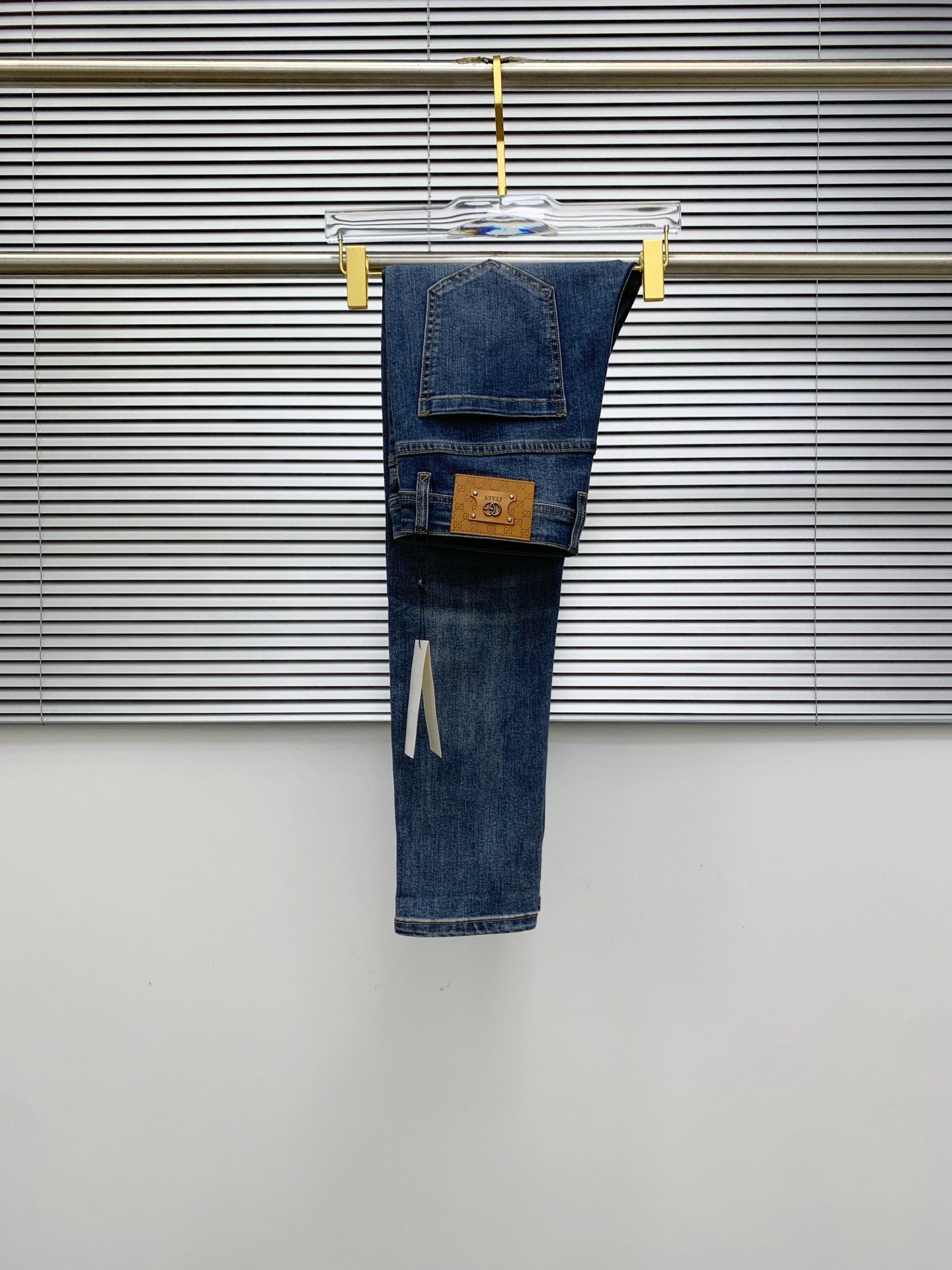 【Gucci Jeans | Classic Denim, Engraved with Luxury DNA】 When street style meets haute couture, a pair of jeans can become a badge of status.
Deconstructing the language of denim with centuries-old craftsmanship, we infuse every inch of fabric with a modern attitude and luxurious details, making everyday wear a silent declaration of taste.
✨ A pair of jeans is an attitude, and even more so, a legacy.
It's not just a wardrobe essential, but also an interpretation of the brand's spirit—
"From suitcases to jeans, we have always defined the boundaries of luxury with the ultimate craftsmanship."
Sizes: 28-42