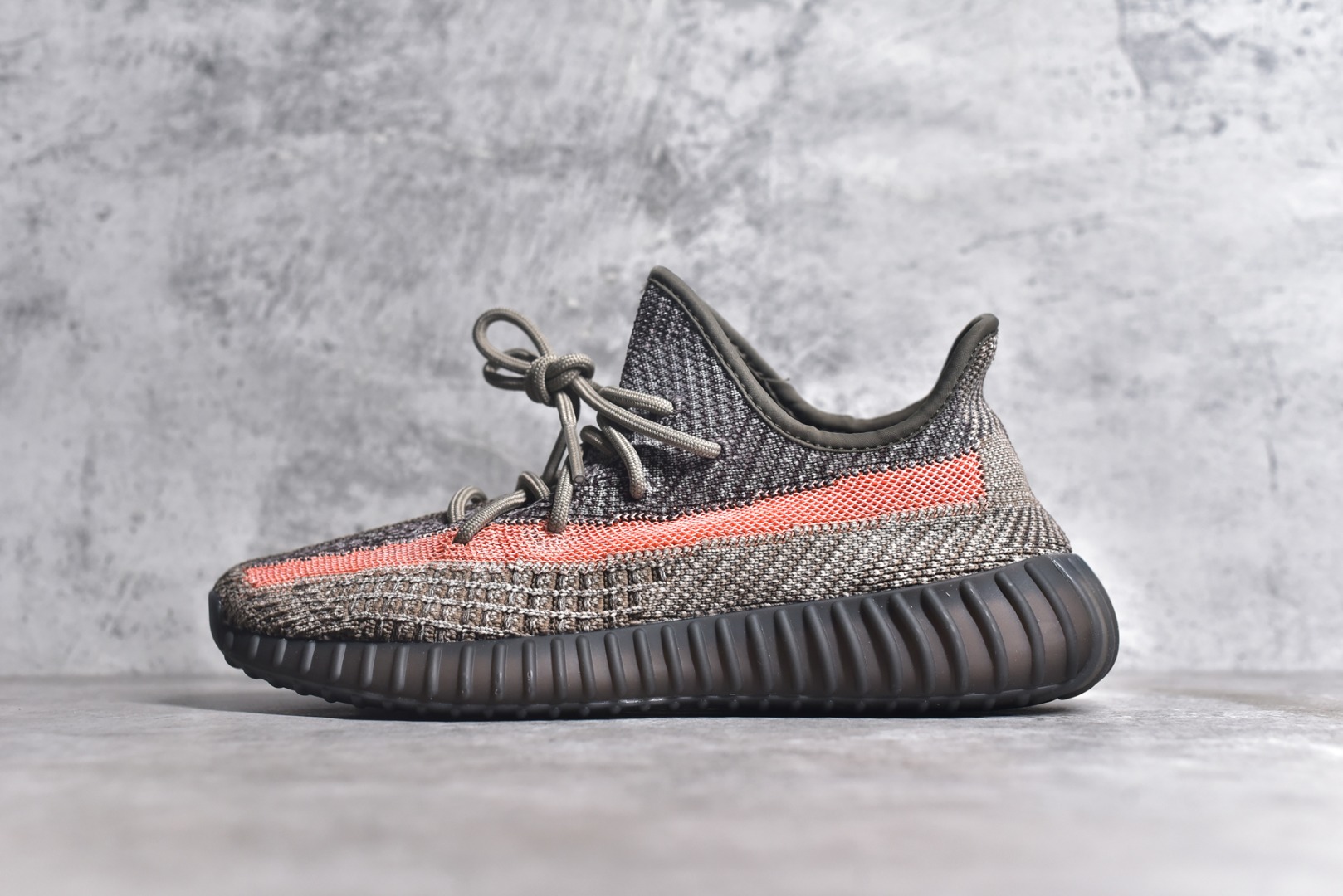 独家纯原 新批次 Yeezy 350V2 原纸版 原鞋开模完美打造 采用辰元飞织鱼丝网原厂面 非进口机台 大底原厂半透明RB巴斯夫满钉大底  原厂东莞百宏3M反光鞋带 质感一致 原厂鑫成新粉原鞋垫 LOGO胶浆印花 钛金针与高士马克线针车精工打造 一切遵循原厂指令单采购同源原材 采购全套原厂进口材料 原纸版 原楦头 市场最强批次 SIZE：36 36.5 37 38 38.5 39 40 40.5 41 42 42.5 43 44 44.5 45 46 47 48