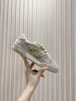 男码加10  Fendi芬迪板鞋首款大头运动鞋~~fendi match篮球运动鞋，最新元素注入加FF复古的设计，超经典百搭系列……
鞋面采用牛皮和牛猄拼接组合，侧面凸起的双F logo，内里采用毛巾布里，TPU发泡组合双色大底不一般的舒适！情侣款35-44