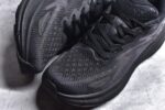 纯原级别 HOKA ONE ONE Clifton 克里夫顿9代专业性能减震公路跑步鞋 轻盈透气的针织网面和纱线的使用让鞋面更挺拔 增强鞋面的强度和支撑性能 搭配柔软的鞋舌 让双脚在舒适包裹中跑的更加畅快 全新泡棉中底 柔软的同时增强回弹性能 为不同跑者提供更平稳流畅的脚感 带来全面的缓冲保护 根据人体工程学设计的延长拉襟 后跟处弹软的海绵填充舒适固定 避免掉跟和摩擦 相比上一代光滑的内衬 Clifton 9的内衬增强了摩擦力 避免双脚在鞋内滑动 SIZE：36 36.5 37.5 38 38.5 39 40 40.5 41 42 42.5 43 44 44.5 45 - Image 8