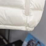 2025 Autumn/Winter New Collection 🆕 Top purchasing version of down jacket 𝐌𝐨𝐧𝐜𝐥𝐞𝐫 Mound Maya classic hooded vesttop-tierTruly exclusive style ‼️ Interior Artifacts for Autumn and Winter ❗ Good products from delayed channels, basic style, can be worn alone or paired with layering, which will give a more layered feel!one ⃣ Gray nylon lining, filled with full velvet, international standard 90% white duck down+10% feathers! High fluffiness and excellent insulation performance 👍two ⃣ Outer layer material, customer supplied m home nylon fabric material! Windproof and snow proof, with first-class feel and high density! Wearing it is not only breathable and comfortable, but also has good anti low temperature, anti-static and wrinkle effects!three ⃣ The most classic and recognizable new stand up collar design, with a detachable hat and brand logo embellishment, gives the upper body a very high street stylefour ⃣ Zipper and hardware combination make it look more advanced! Electroplated hardware, double-sided zipper placket can adjust clothing pattern, while also locking in temperature more effectively! - Image 13