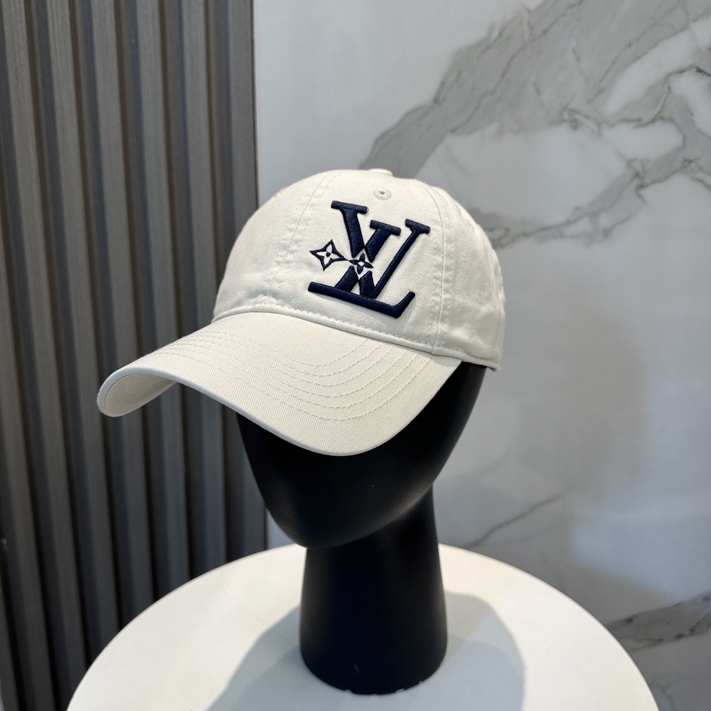 路易威登棒球帽LouisVuitton👒😍新款LV棒球帽，重工打造♥完美刺绣，高端大气，百搭款🤗男女通用！