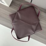 L⊚℮w℮新款🆕小号拼色 亮面牛皮革 Puzzle Fold Tote采用标志性包袋的标志性几何线条，并通过图形和建筑面板重新设计它们 使包完全可以折叠平整，饰有低调的 L⊚℮w℮品牌标志，🉑️肩背或手提 绒面革衬里L⊚℮w℮烫金。
size:25.5*14.5*31.5CＭ
型号：052316 - Image 7