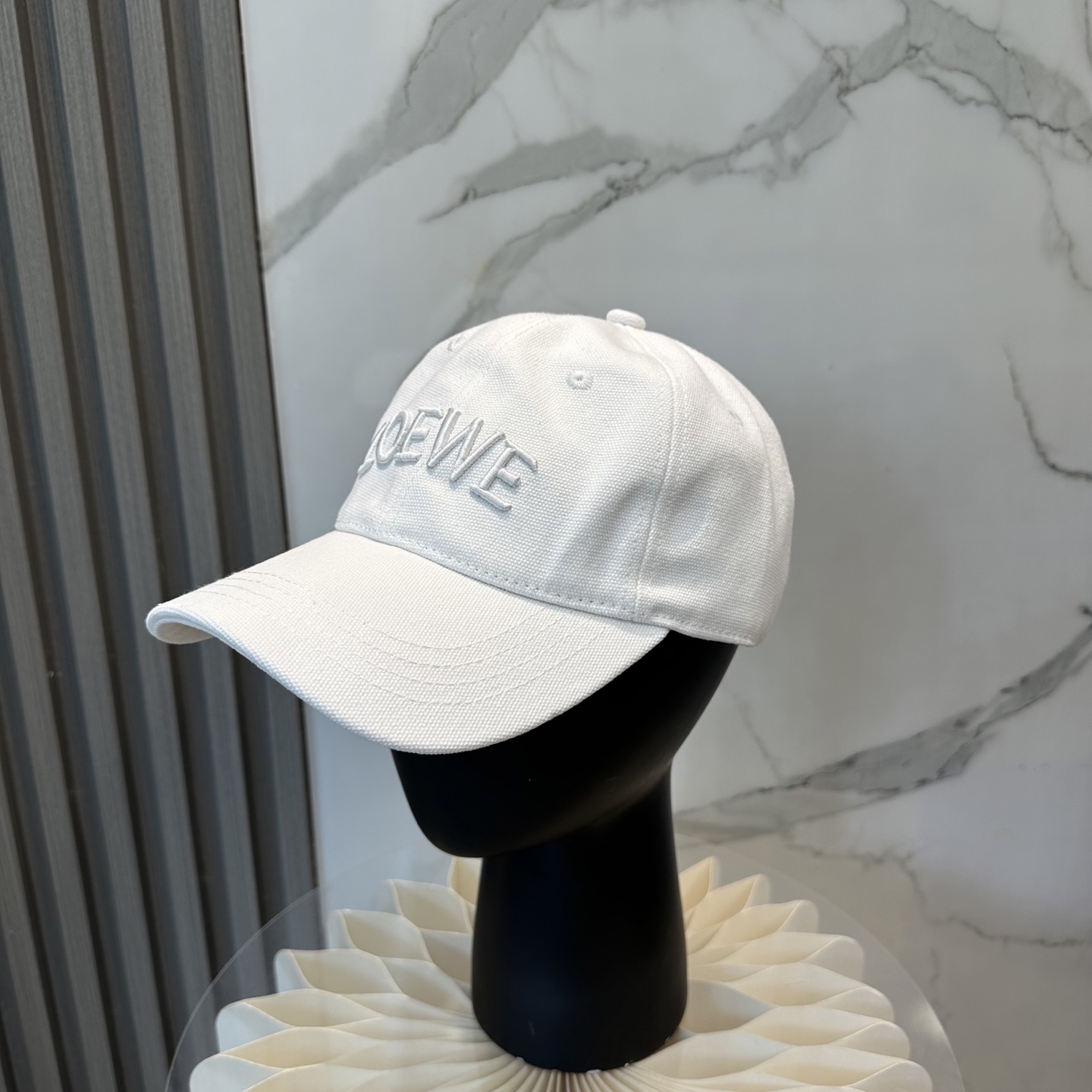 配防尘袋
👒罗意威👒LOEWE新款原版原标设计棒球帽🧢质感超好，外部线条定位标准，做工精细，简约大气低价走量！