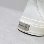 🌟  《顶级品质》
GⅣENCHY纪梵希魔术贴经典款 
专柜官网同步 市面最高版本 原版一比一复刻 四季潮鞋！纪凡希鞋子做工讲究 每一条走线都是按照原版样式 基本做到零瑕疵 媲美专柜 毫无压力 此款鞋即新潮又百搭！
▪️鞋面:进口摩术贴
▪️鞋面:进口头层牛皮
▪️垫脚:羊皮内里
▪️大底:原版TPU
▪️码数:女35一40 男39一44 - Image 9