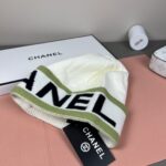 💰Chanel官网品质香奈儿秋冬网红时尚博主推荐款针织帽，藏着不动声色的高级感，每一处线条都透着利落大方，简约而不简单，大方且不失格调，处处细节都彰显着高端品味，时尚感在克制中愈发耐人寻味。 - Image 6