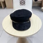 Lv路易威登秋冬款时尚个性保暖鹿茸皮显瘦平顶帽子女网红皮带磨毛鸭舌帽减龄 - Image 2