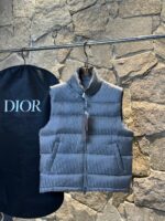 *Quality grade * with dust-proof bag packagingDior | DiorDior Jacquard Dark Pattern/Vest Down JacketDescription:This short Parker down is made of silk jacquard fabric, and the garment is filled with functional details to ensure warmth and care. Zipper pockets, adjustable cuffs with logo accents on the sleeves. Adding a unique and noble atmosphere to the overall design while significantly improving the protective performance.Material and process analysis:one ️⃣ Original silk dark jacquard patterntwo ️⃣ 90% plain duck down, the most abundant filling in the market, never blowing false goose down and a series of misunderstandingsthree ️⃣  Fabric: 100% nylon; Lining: 100% nylon, one of the top in the market, everything is customized according to the original version.four ⃣ The original processing factory produces electroplated hardware, all of which are custom-made by the original factory, and various replica versions are not available in the marketfive ⃣ Produced by a certain same generation factory, the quality has always been uncompromising. When it comes to large factories, everyone understands the craftsmanship of workers, and QA and Qc quality inspection are not comparable to small factories in the market.Dior down jackets, without boasting, there are hardly any that can do better than us at present!Make an original product with care, giving every customer the confidence to introduce themselves to the top tier replica version in China.A good product doesn't need too many soft articles to complement it,Only junk products will boast: the original ZP uses thousands of words to impress consumers with its scattered and overflowing content!Size: 46-54Color: Gray