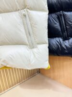 爆款羽绒服 2025新品 Moncler蒙口 新款羽绒马甲 秀场新品，品相非常完美，专柜高科技防水面料，内里90%白鹅绒填充，舒适保暖，色泽饱满诱人，非常出彩的设计，轻松将时髦感进阶，做工极为考究严谨，走线工整细致！大牌设计师巨作！上身不显臃肿、超级帅气！柜台码数: 1-5码 - Image 6