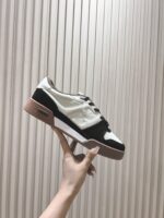 Fendi芬迪板鞋首款大头运动鞋~~fendi match篮球运动鞋，最新元素注入加FF复古的设计，超经典百搭系列……
鞋面采用牛皮和牛猄拼接组合，侧面凸起的双F logo，内里采用毛巾布里，TPU发泡组合双色大底不一般的舒适！情侣款35-44(男码加10)