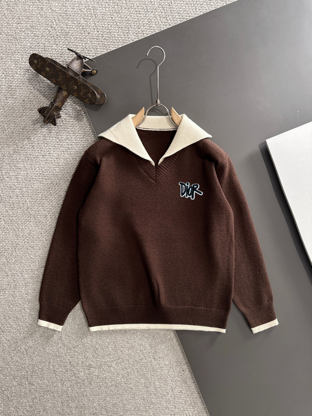 The latest winter sweaters on Dior 2025 official website, synchronized with popular items on sale at counters! Specially supplied wool blended fabric Comfortable to feel It can directly touch the skin, with exquisite embroidered logos and badges that are extremely eye-catching! Details highlight the fashionable charm of big brands Exquisite craftsmanship Stereoscopic cutting style The wearing effect is unbeatable and handsome! All three standards are complete! Size: M-3XL