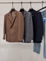 LP NuoyoupianyaColor: Black, Coffee, GreySize: M-4XL 178 135 pounds, wearing L, maximum wearing 190 poundsIntroduction: New men's wool suit jacket for autumn and winter 2025. The latest new product on the cabinet, exclusively launched nationwide, uses 60% wool fabric, with delicate and textured feel. The unique design of the entire garment is distinctive, and the pattern and cutting are quite stylish. It follows the brand's usual exquisite and elegant temperament, reproducing the contemporary style of men's clothing design. The most unique feature lies in the minimalist and atmospheric design, with a strong visual effect and strong style. The details and materials are exquisite everywhere, and the showcase is recommended to give men the most exquisite dressing. The high-end temperament is elegant, and it is a must-have for stylish men.