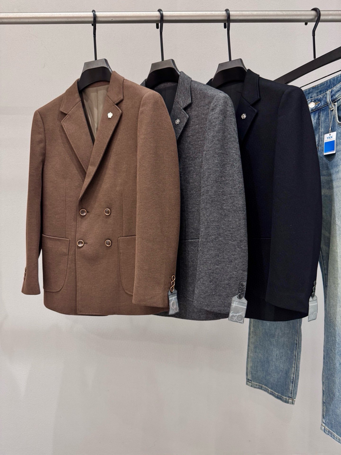 LP NuoyoupianyaColor: Black, Coffee, GreySize: M-4XL 178 135 pounds, wearing L, maximum wearing 190 poundsIntroduction: New men's wool suit jacket for autumn and winter 2025. The latest new product on the cabinet, exclusively launched nationwide, uses 60% wool fabric, with delicate and textured feel. The unique design of the entire garment is distinctive, and the pattern and cutting are quite stylish. It follows the brand's usual exquisite and elegant temperament, reproducing the contemporary style of men's clothing design. The most unique feature lies in the minimalist and atmospheric design, with a strong visual effect and strong style. The details and materials are exquisite everywhere, and the showcase is recommended to give men the most exquisite dressing. The high-end temperament is elegant, and it is a must-have for stylish men.