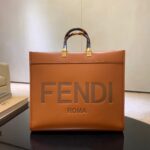 FÉŃĎI TOTE 托特包“阳光手提袋”
棕色皮革简单字母LOGO设计，琥珀色双手柄是整个包包最大焦点，单拧着就很有气场，也不勒手，整体复古感超强，非常适合喜欢复古风的时髦精，硬货力推💥 
2801
尺寸40x35x21cm#16060