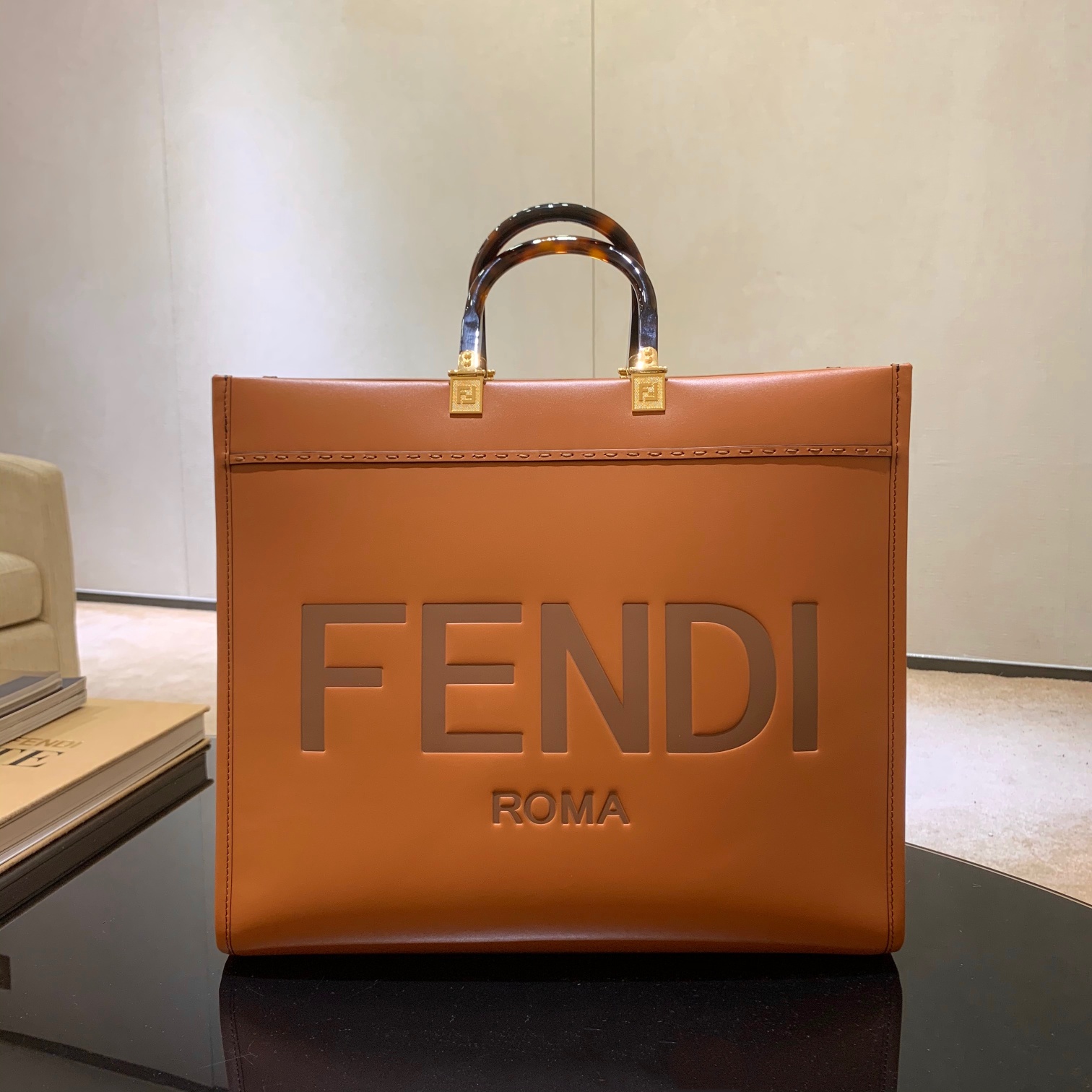 FÉŃĎI TOTE 托特包“阳光手提袋”
棕色皮革简单字母LOGO设计，琥珀色双手柄是整个包包最大焦点，单拧着就很有气场，也不勒手，整体复古感超强，非常适合喜欢复古风的时髦精，硬货力推💥 
2801
尺寸40x35x21cm#16060