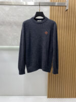 Hermes 2025ss Autumn/Winter New Product Fashionable and Casual Bottom Single Wear Round Neck Business and Leisure Basic High end Knitted 100% Pure Wool Sweater Comfortable and Warm! anti-pilling 👍🏼 Non irritating to the skin, suitable for close fitting, luxurious classic element design! There isn't much complicated craftsmanship involved, just the fusion of design and material. Simple European style autumn and winter essential counter size: M-3XL