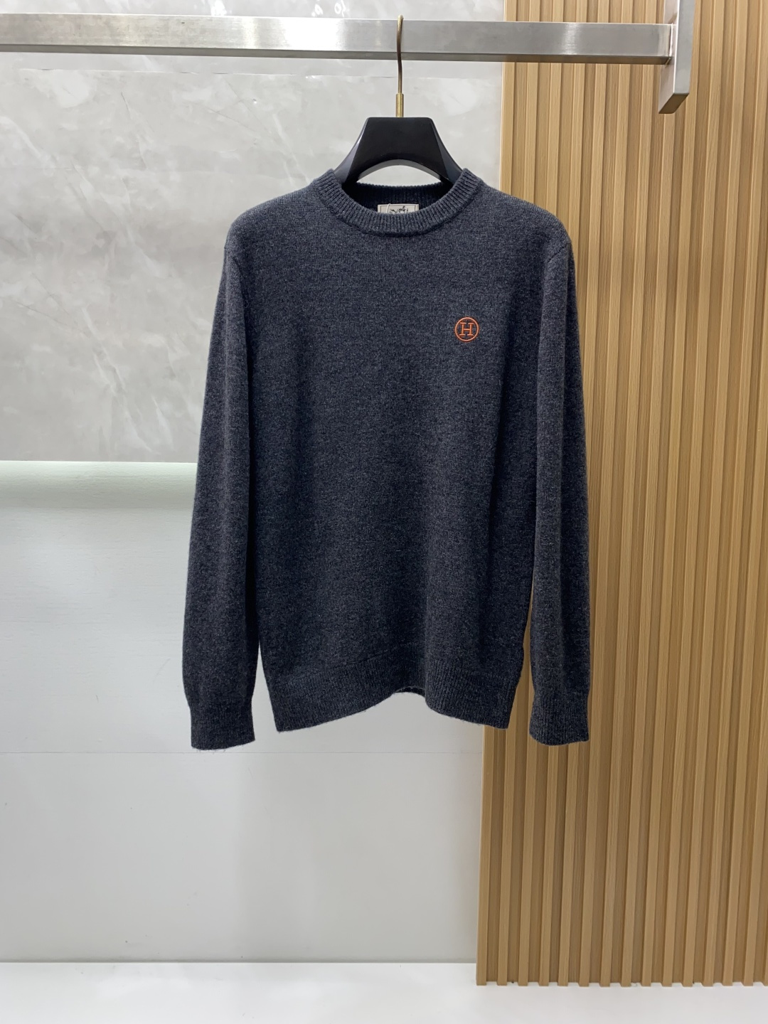 Hermes 2025ss Autumn/Winter New Product Fashionable and Casual Bottom Single Wear Round Neck Business and Leisure Basic High end Knitted 100% Pure Wool Sweater Comfortable and Warm! anti-pilling 👍🏼 Non irritating to the skin, suitable for close fitting, luxurious classic element design! There isn't much complicated craftsmanship involved, just the fusion of design and material. Simple European style autumn and winter essential counter size: M-3XL