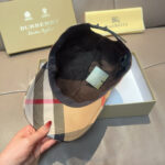 New shipmentComes with a box bag and Burberry original baseball cap, a hot selling item at the counter. Classic plaid, 1:1 custom mold, canvas fabric, pure cotton lining, lightweight and breathable. Perfect design, precise and accurate grid alignment, top layer cowhide leather adjustment buckle, original factory quality, exclusive physical shooting, suitable for both men and women. - Image 6