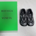 𝐁𝐨𝐭𝐭𝐞𝐠𝐚 𝐕𝐞𝐧𝐞𝐭𝐚 葆蝶家23/秋冬秀款BV运动鞋 王一博 同款 情侣款休闲鞋老爹鞋！Runner运动鞋！原版购入开发！ 采用原版轻质科技网布面料，原版一致！工艺复杂！搭配几何图案设计橡胶外底 王炸系列 高版本实际增高很多哦，还是一样显腿细 非常nice。耐玩耐造，对标对版套包鞋工艺 认准高版本 大底原版独家开模，选用拼色TPU大底，材质重量原版一致！ Size：女码35-39 男码39-44M - Image 3