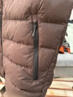 🉐 Arcteryx始祖鸟 Cerium Vest 纯色刺绣Logo字母 羽绒马甲 绒砂棕

内里不是羽绒直接白送！
填充RDS认证850蓬欧洲白鹅绒，暖重比卓越，搭配易潮湿部位的Coreloft™合成 insulation，干冷湿冷环境均能持续保暖。 外层采用15D再生抗撕裂尼龙，整体轻盈可压缩，收纳后小于葡萄柚，随带随用￼￼￼。纯色基底搭配立体刺绣Logo，针脚工整清晰，品牌辨识度高。立体剪裁设计无活动束缚，可作为户外中层保暖件，也能当城市通勤叠穿单品，适配春秋冬三季穿搭需求。配备YKK防水拉链、可调抽绳下摆。

现货尺码：M、L、XL、XXL 。（可穿100-200斤 报身高体重安排合适尺码） - Image 12