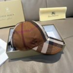 New shipmentComes with a box bag and Burberry original baseball cap, a hot selling item at the counter. Classic plaid, 1:1 custom mold, canvas fabric, pure cotton lining, lightweight and breathable. Perfect design, precise and accurate grid alignment, top layer cowhide leather adjustment buckle, original factory quality, exclusive physical shooting, suitable for both men and women. - Image 3