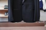 Dior -25SS autumn and winter new suit suit suit 🫑🫑 Two piece trendy and fashionable suit, a must-have item for business elite wardrobes, men's formal wear, fashionable and trendy wear, brand classic logo logo logo super generous, classic styles will be released every quarter! Wearing the pattern is really great, strongly recommended!Sharp and ergonomic tailoring, with a tall and handsome upper body, simple and elegant. Comfortable and slim fit, showcasing a gentlemanly demeanor at a glance. Made from carefully selected suit fabrics, including 20% wool, 18% viscose, 58% polyester, and 4% spandex, the fabric feels soft and delicate, with good luster and elasticity. The waist is made of sheepskin and leather, and is adorned with Louis Vuitton's soul logo embossed with letters! The silhouette and waist cinching add more comfort to the dressing of stylish men, making them look slim yet handsome!Used for making high-end professional and business formal suits, renowned worldwide for its classic and solemn design style. A high-end business casual suit set that requires high craftsmanship, takes a long time to make, and can be worn all year round!The fabric is flat, with a smooth and full texture, and a firm appearance. It is made of high-quality cotton wool material, and the quality of the material is visible when tied tightly.Regarding details: The high-end suit is cut with a modern feel, combining traditional cutting art with modern production techniques. It adopts fully imported automatic cutting pieces, with almost zero error in each piece of fabric, and then hand sewn by top tailors to ensure the fit and beauty of every part. The front two layers are saved, and according to the principles of ergonomics, it is slim fitting but not tight fitting. The elastic of the cow tendons on both sides of the waistband of the trousers can be adjusted! Not wearing tight waists!Classic collar design, classic style without conservatism, simple and elegant. The lining of the collar is made of pure handmade tribute needles, and we insist on hand sewing handicrafts, all of which are from the hands of experienced craftsmen. The quotation is based on the labor and time consumption per meter, and each stitch is rigorous and excellent, without any burrs or stitches on both sides. Handcrafted sleeves, hand nail buckles, hand calibration, and handmade threading can be seen everywhere, delicate and smooth, effectively reducing static electricity in autumn and winter, creating a high sense of unity on the surface and inside. It is worth buying for any man, as it can boost your face in various formal occasions!Color: Black【 Size 】: 46-56 - Image 5