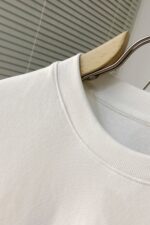 H732 VA🔥华伦天奴 高端定制 25FW新款圆领卫衣 精心设计、兼具舒适性和精致感的专属和系列，提升您这个秋季的着装格调。该系列包含舒适保暖、经典时尚一线 JJ袖子流线型裁剪 实用百搭 极具高端奢华感 码数：M-3XL - Image 5