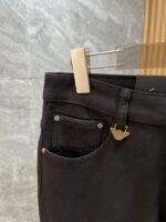 【Armani Jeans | Classic Denim, Embossed with Luxury DNA】 When streetwear meets haute couture, a pair of jeans can become a badge of status.
Deconstructing the language of denim with centuries-old craftsmanship, we infuse every inch of fabric with a modern attitude and luxurious details, making everyday wear a silent declaration of taste.
✨ A pair of jeans is an attitude, and even more so, a legacy.
It's not just a wardrobe essential, but also an interpretation of the brand's spirit—
"From suitcases to jeans, we have always defined the boundaries of luxury with the ultimate craftsmanship."
Sizes: 28-42 - Image 3