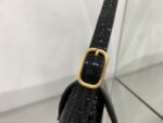鳄鱼纹皮
XX翻盖腋下包
Balenciaga这只XX Bag是Balenciaga美包家族最新成员，它的名字以代表亲密的缩写“XX”来命名，简直是情人节必入手的应景包包💖非常流畅的线条和皮革与金属logo的搭配外，XX Bag可随意调节的包带也是让我一眼爱上并入手的原因。将两条背带拼接变成斜挎背包；把背带缩到最短拎在手里，又是俏皮精致都市复古调调；单根背带的最长档位恰好能让XX Bag变身时髦火热的腋下包。型号695645XX尺寸:27x15.5x4.8配原厂盒 - Image 6