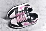 #NK Dunk Black Pink 蒸汽木偶 雾野樱花 SB低帮休闲板鞋 CW1590-100
#设计灵感来自于雾野樱花，在鞋面展现出樱花的浪漫和美丽，传递摆脱世俗的眼光。将Swoosh喷绘粉色，鞋面整体使用配色黑粉色，中底与鞋面颜色相呼应，搭配协调，细节丰富耐看。
尺码：35.5 36 36.5 37.5 38 38.5 39 40 - Image 7