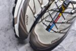 ▪panan权威实拍💯#AR41210
新货🚀#法国户外品牌-萨洛蒙 Salomon XT-6 
萨洛蒙复古潮流户外机能登山跑鞋
纯原外贸平台特供订单 
耗时半年巨作 全套原纸板楦头开发 
原厂特供网布配套加持 确保原汁原味
完美呈现版型 原档数据独家私模五层组合大底 
男女鞋同步官方开发至46.5 
原装Ortholite轻量化鞋垫 中底布带钢印编号 
原厂TPU锁扣 进口港宝加持 
后跟自然饱满 还原公司包裹性 
鞋面以“锯齿”状的包裹系统呈现 
在基色底之下加入了各种色点缀 
将公司的最新技术和时尚前卫的造型融入耐用的长跑款式中 
鞋面由 TPU 薄膜制成 并焊接在高耐磨网眼上 使其既时尚又坚固 由 ACS底盘支撑 可增强稳定性和支撑力 以及由橡胶凸耳 Contragrip外底覆盖的 EVA 缓冲中底 旨在应对崎岖的地形 鞋舌上的彩色Salomon 标签、Quicklace 系统以及鞋头、鞋舌和鞋跟上的附加品牌使细节更加完美 让穿着者可以轻松驾驭户外与通勤下的任何运动生活场景 无缝鞋身户外随意纵横 颜值与脚感兼备 出街通勤 绝对非常吸睛 你值得拥有 
官方货号: 475822 263633
尺码：36 36.5 37.5 38 38.5 39 40 40.5 41 42 42.5 43 44 44.5 45 46 46.5 - Image 8